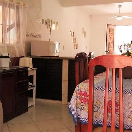 Casa 02 Dorm Na Rua Salmao Villa Бомбиняс Екстериор снимка