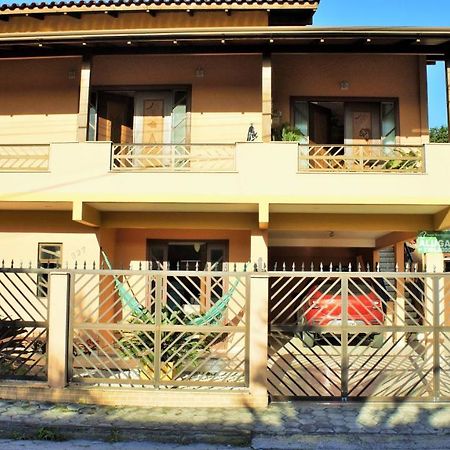 Casa 02 Dorm Na Rua Salmao Villa Бомбиняс Екстериор снимка
