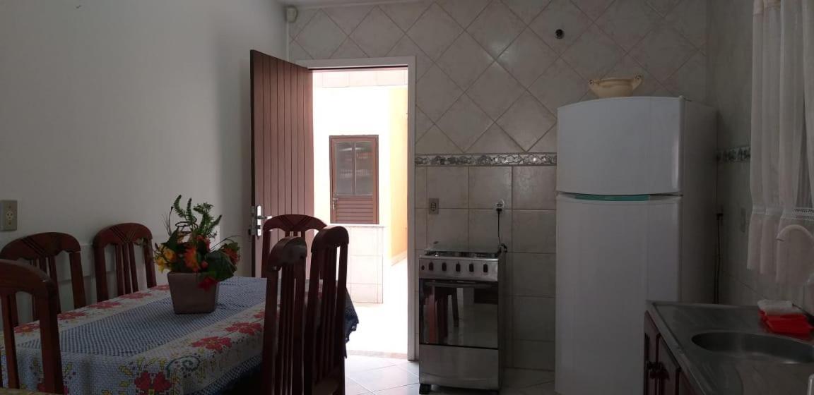 Casa 02 Dorm Na Rua Salmao Villa Бомбиняс Екстериор снимка