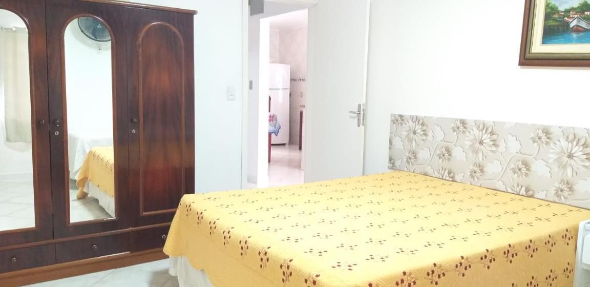 Casa 02 Dorm Na Rua Salmao Villa Бомбиняс Екстериор снимка