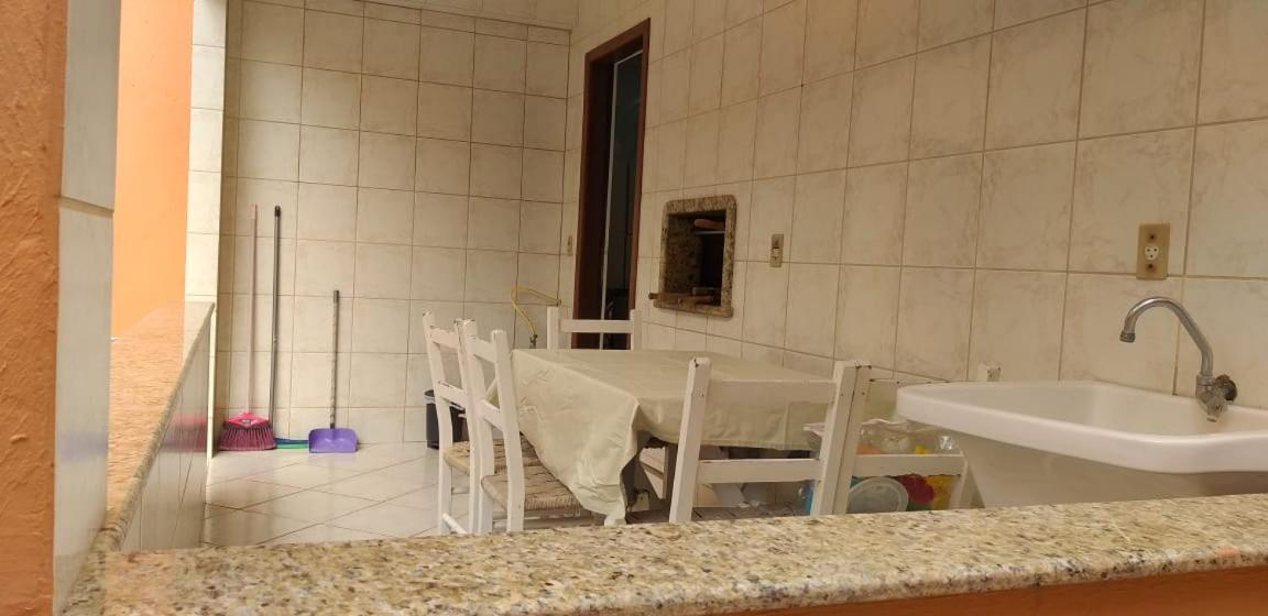 Casa 02 Dorm Na Rua Salmao Villa Бомбиняс Екстериор снимка