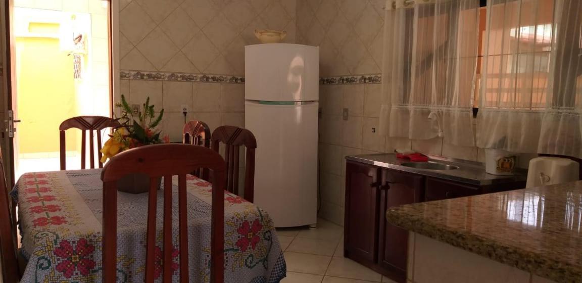 Casa 02 Dorm Na Rua Salmao Villa Бомбиняс Екстериор снимка