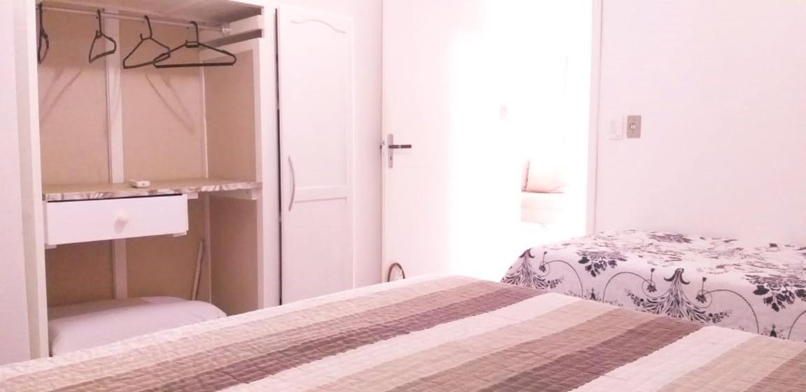Casa 02 Dorm Na Rua Salmao Villa Бомбиняс Екстериор снимка