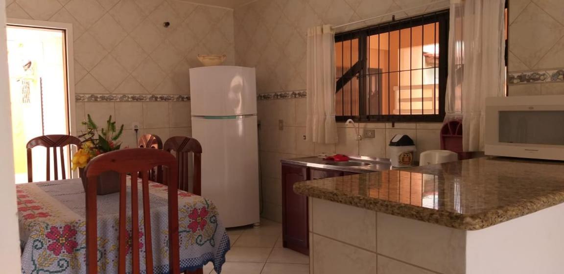 Casa 02 Dorm Na Rua Salmao Villa Бомбиняс Екстериор снимка
