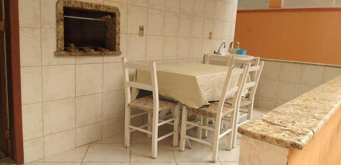 Casa 02 Dorm Na Rua Salmao Villa Бомбиняс Екстериор снимка