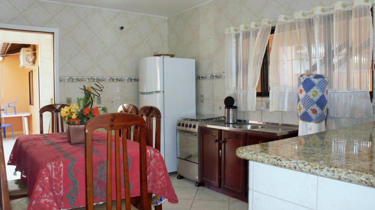 Casa 02 Dorm Na Rua Salmao Villa Бомбиняс Екстериор снимка