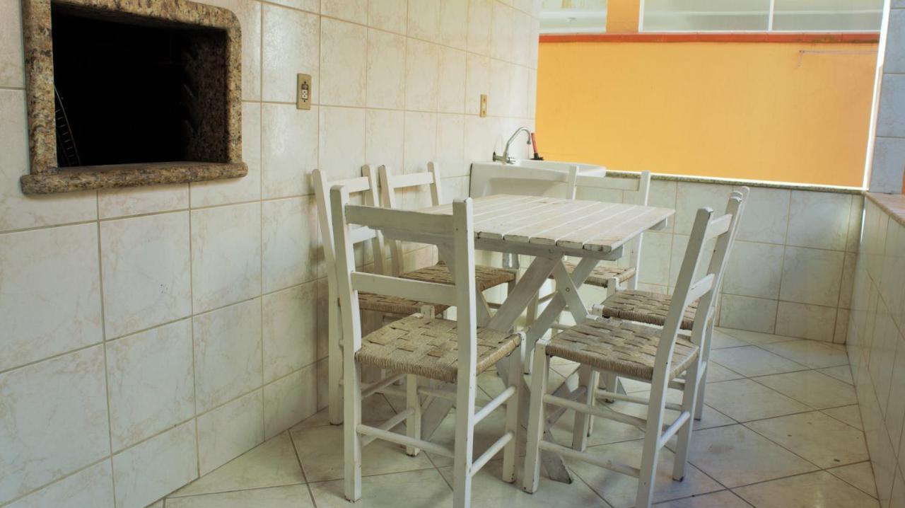 Casa 02 Dorm Na Rua Salmao Villa Бомбиняс Екстериор снимка