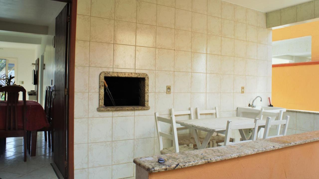 Casa 02 Dorm Na Rua Salmao Villa Бомбиняс Екстериор снимка